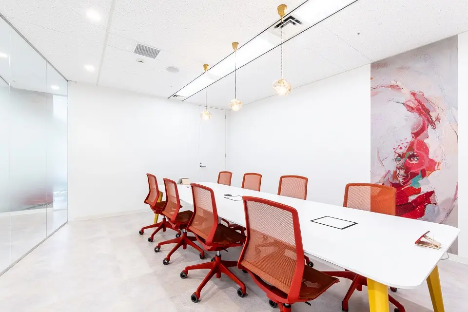 一面シロにアカ