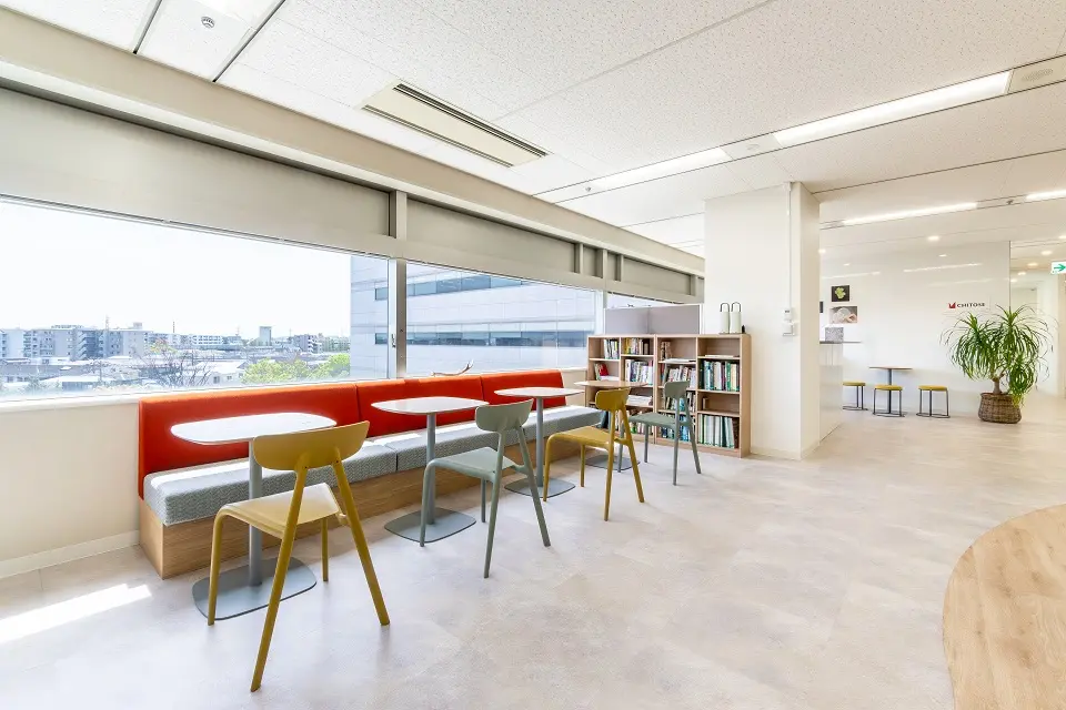 外が見える明るいシート