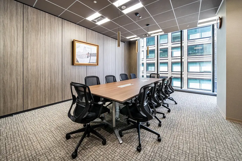 落ち着いた雰囲気の会議室