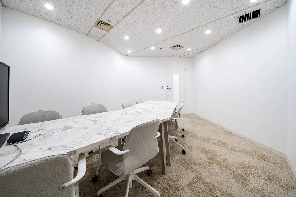 定番ではない曲がりの入ったデスクが可愛い