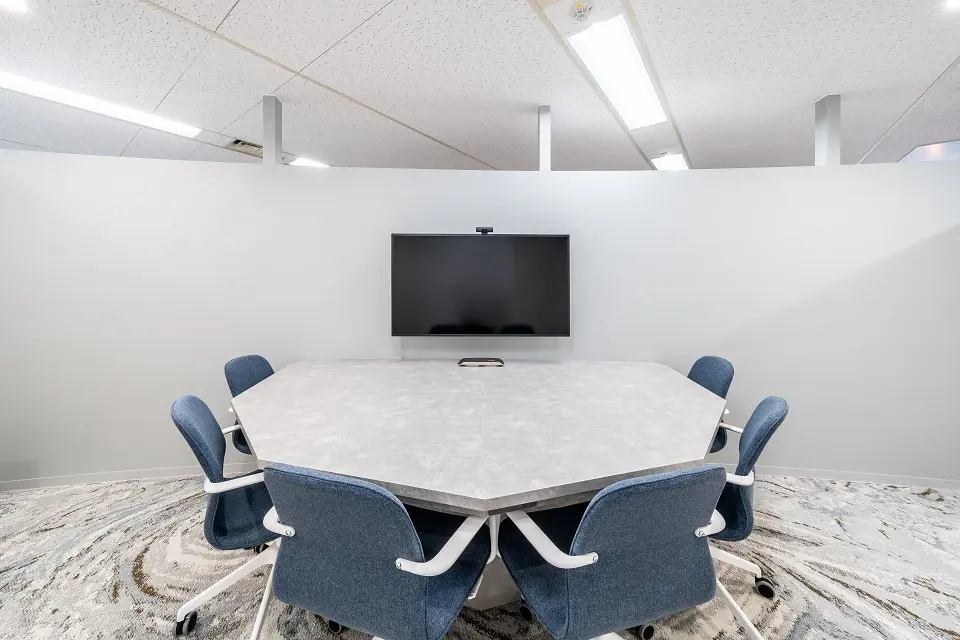 シックな円卓の会議室